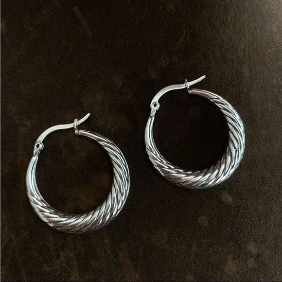 ⭐️ NEW Classic Antiqued Silver Twist Hoop Earrings - Picture 1 of 8